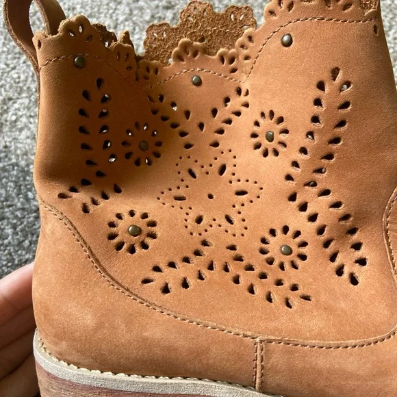 Anthropologie Miss Albright Brown Cut-Out Ankle Booties Size 6B - Picture 3 of 8